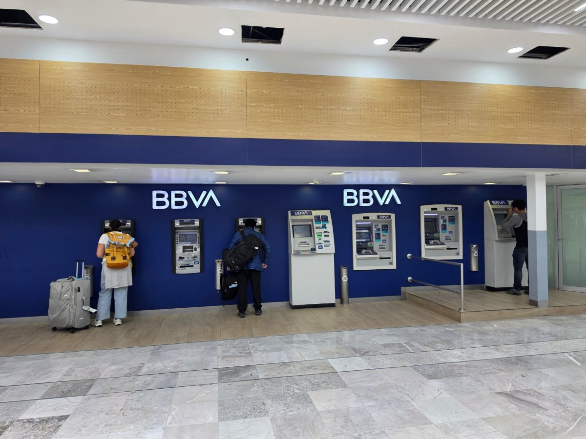 Bankomaty v příletové hale