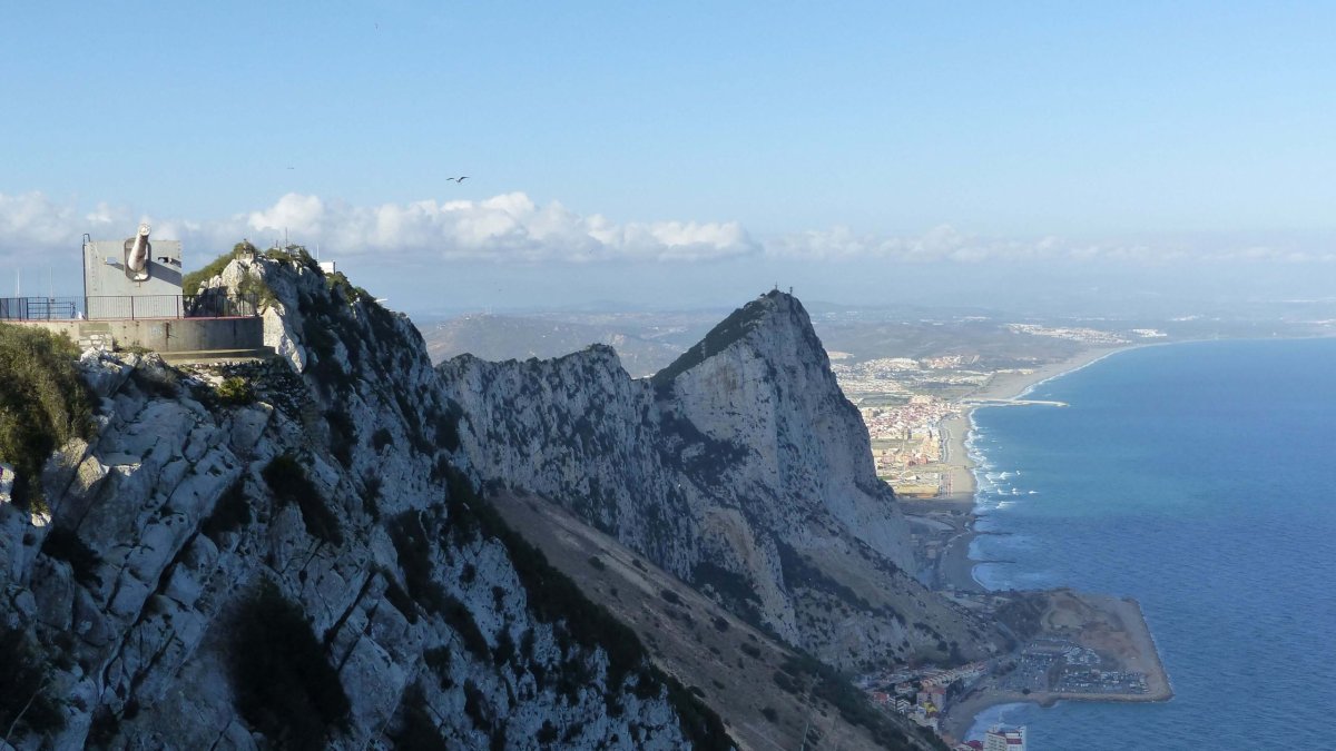 Pohled z nejvyššího bodu směrem na sever. V Británii stále stín.