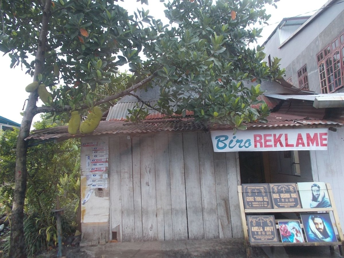 Někdo prodává ovoce , jiný náhrobky