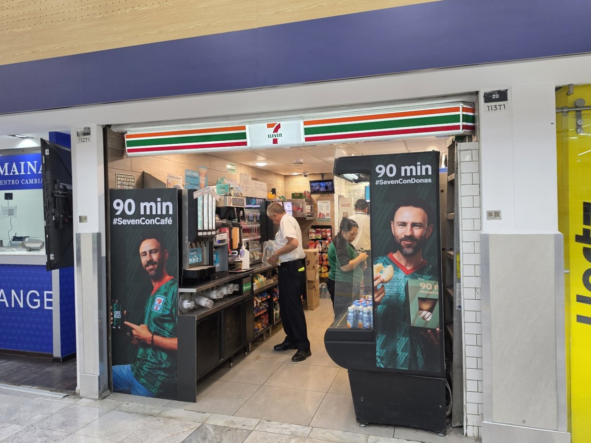 7-Eleven v příletové hale