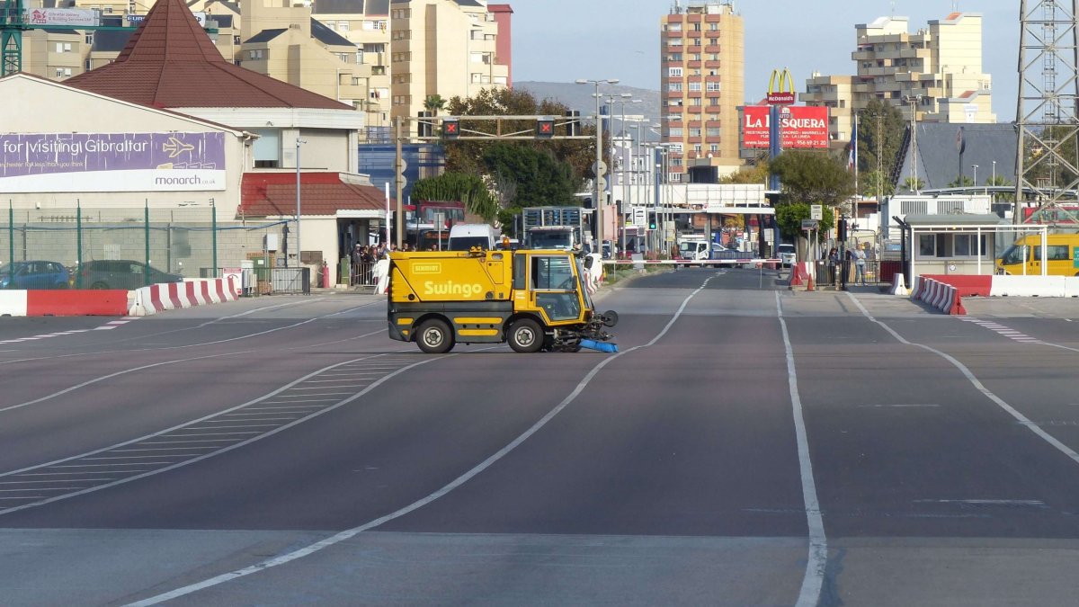 ... očistit dráhu od nečistot...