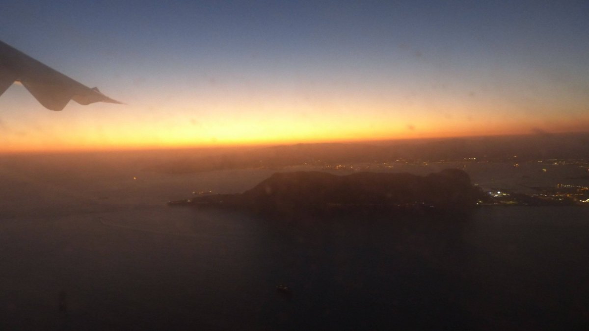 Špinavé okno a tma udělalo své, ale stejně je to krása...