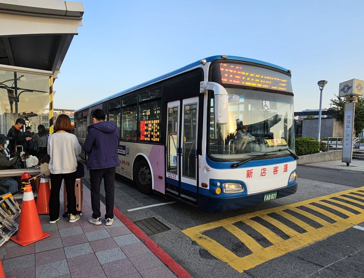 Městský autobus na letišti Songshan