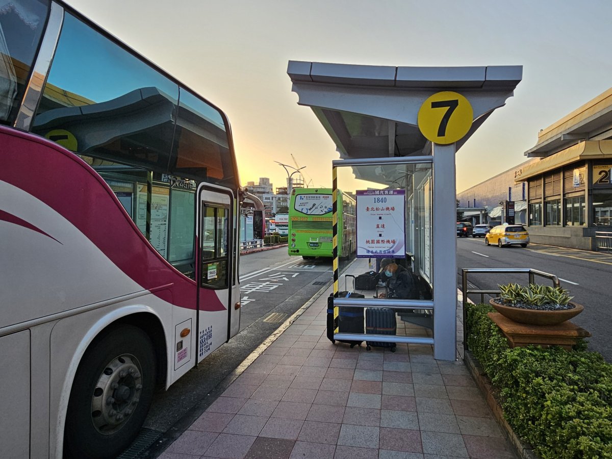 Zastávka autobusu směr letiště Taoyuan TPE