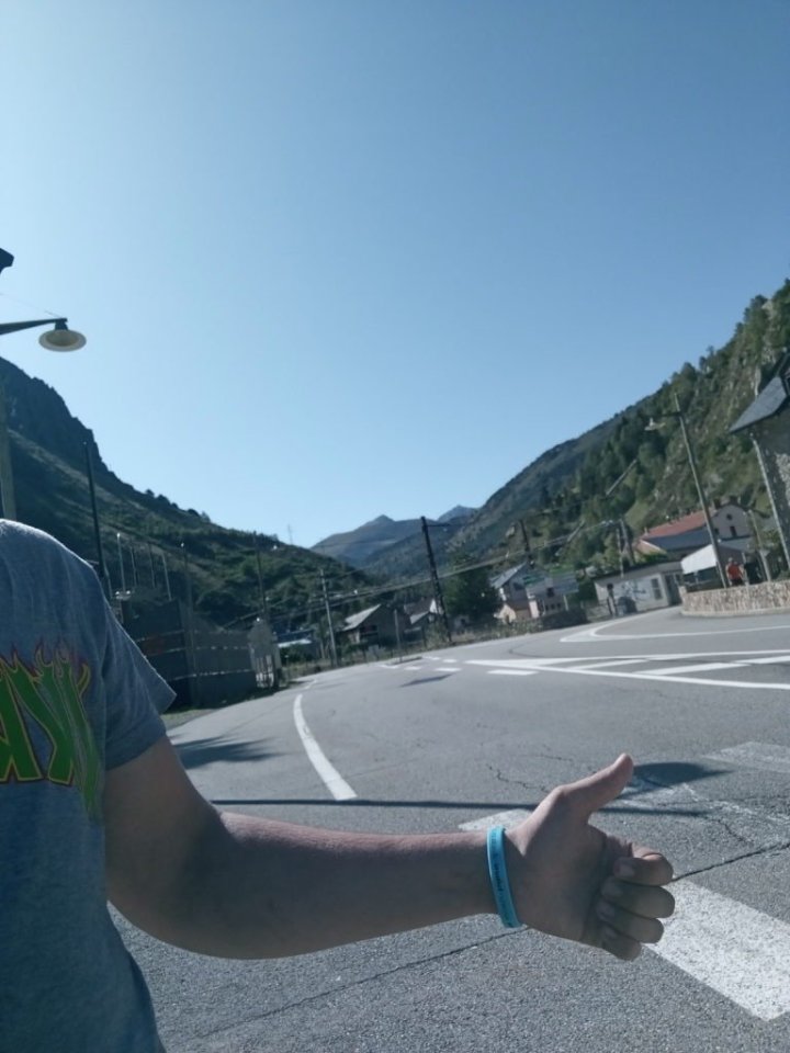 Vlastní blbostí se mi stopování natahuje asi na půl hodiny, takže mám samozřejmě taky čas udělat si fotku. 🙂