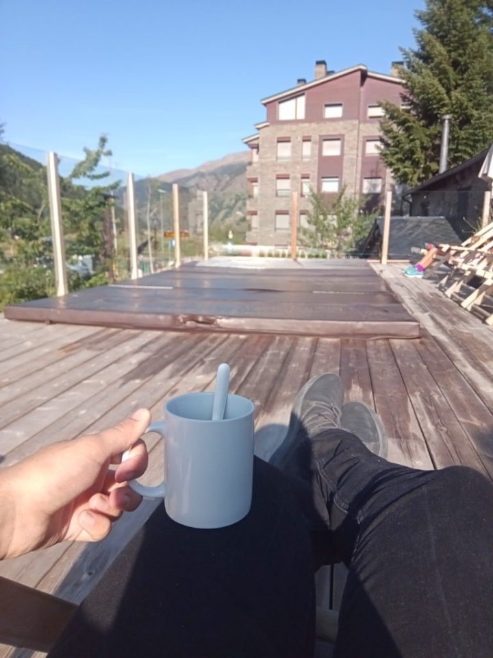 Ranní kafe u bazénu. 