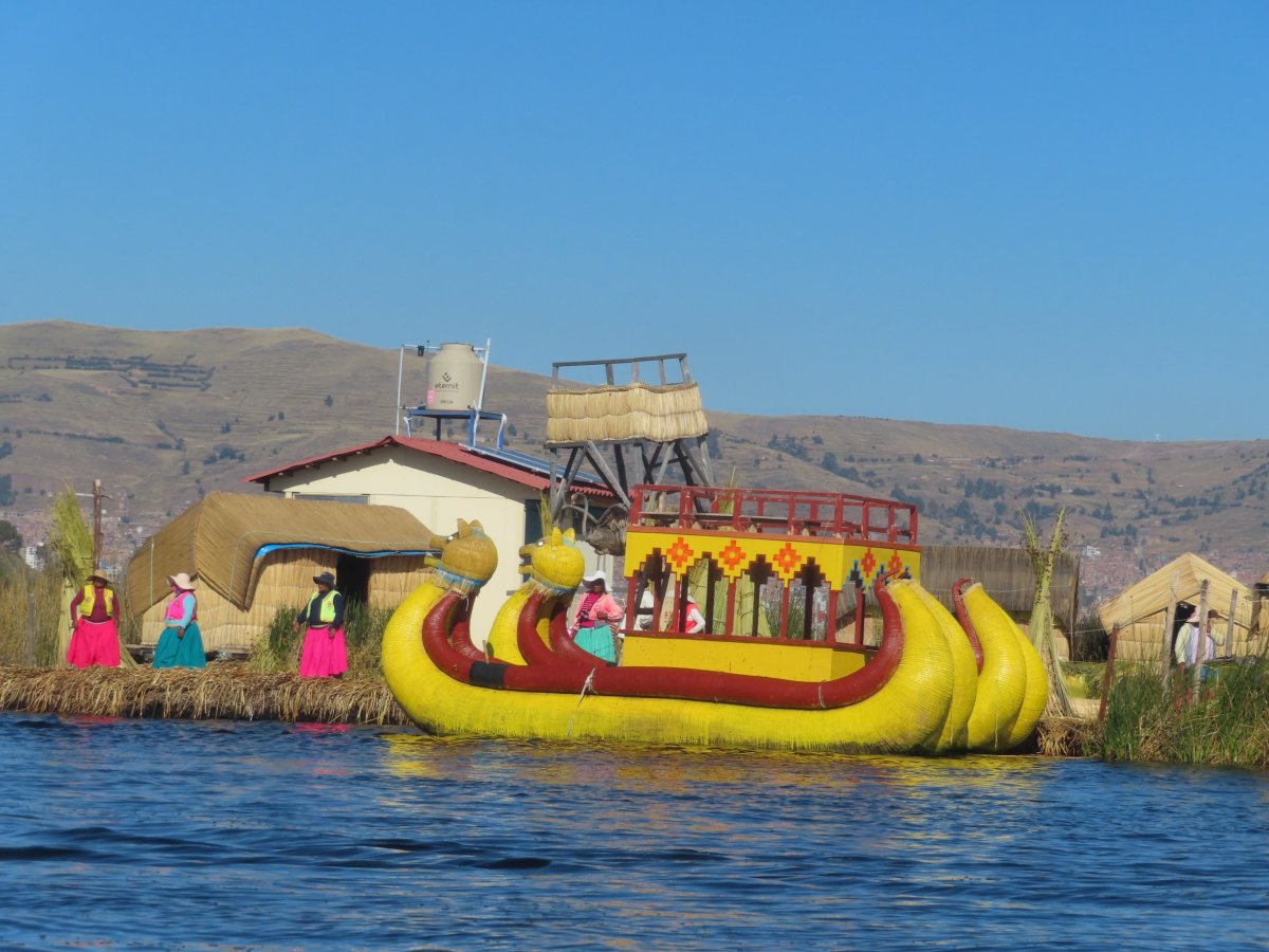 Tradiční loďka u jednoho z Uros ostrovů