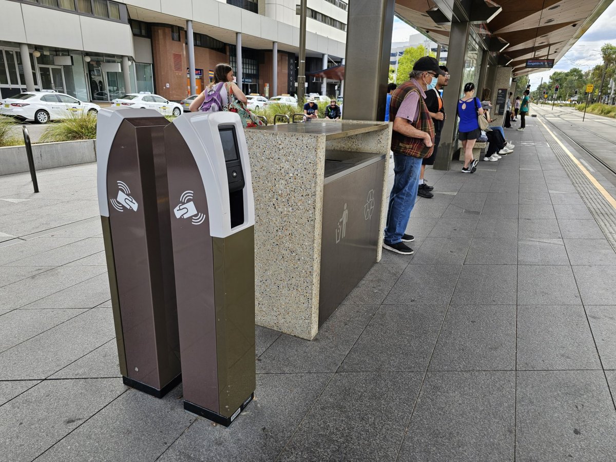 Validátor na zastávce tramvaje