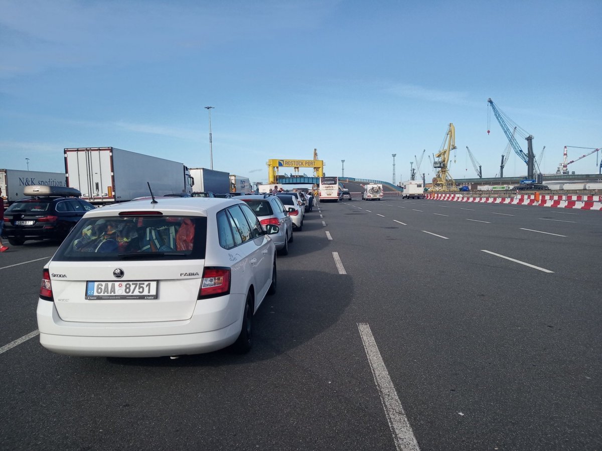 Ve frontě na trajekt - Rostock