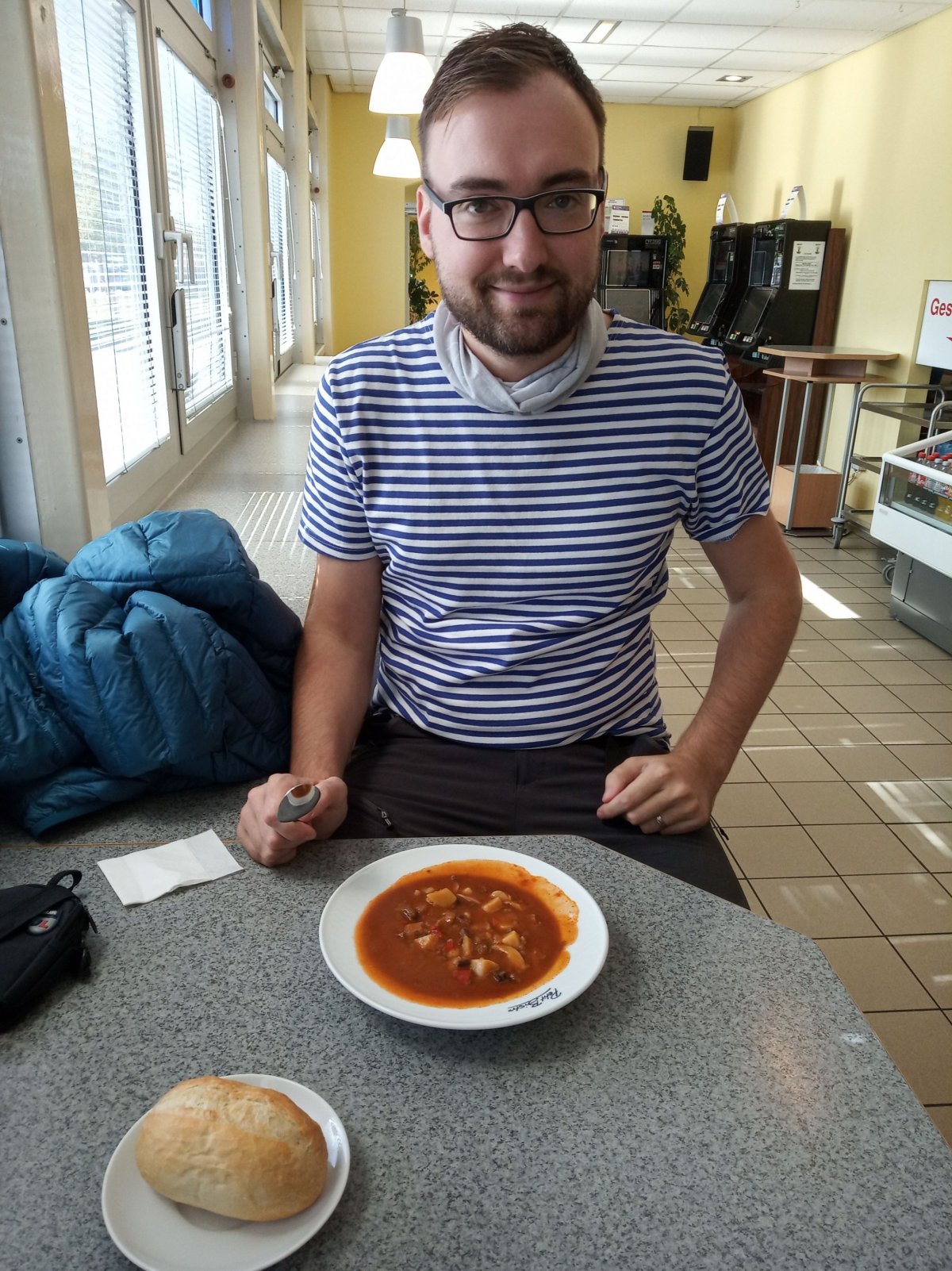 Párkový vývar k obědu na benzínce, dobré!