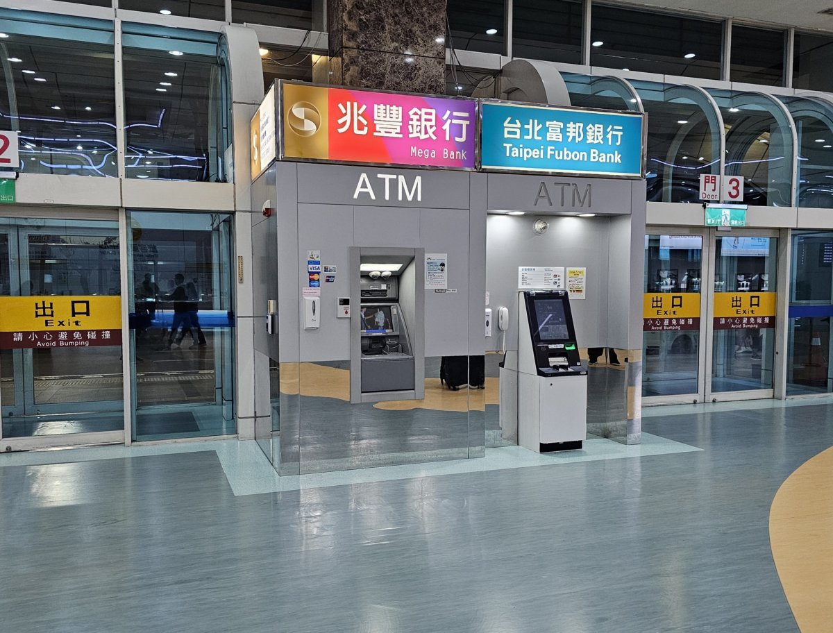 Bankomaty v mezinárodním terminálu