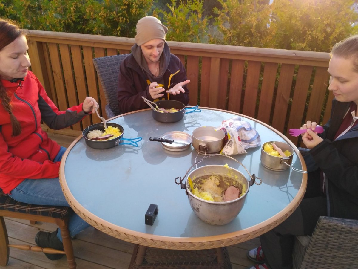 První večeře - uzené z Kauflandu v Řepích, zelí a pytlíková kaše