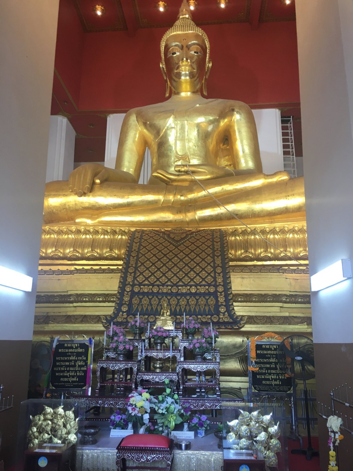 Velký sedící budha ve Wihan Phra Mongkhon Bophit