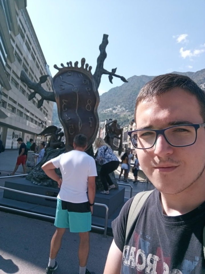 Monument času od Salvadora Dalího.