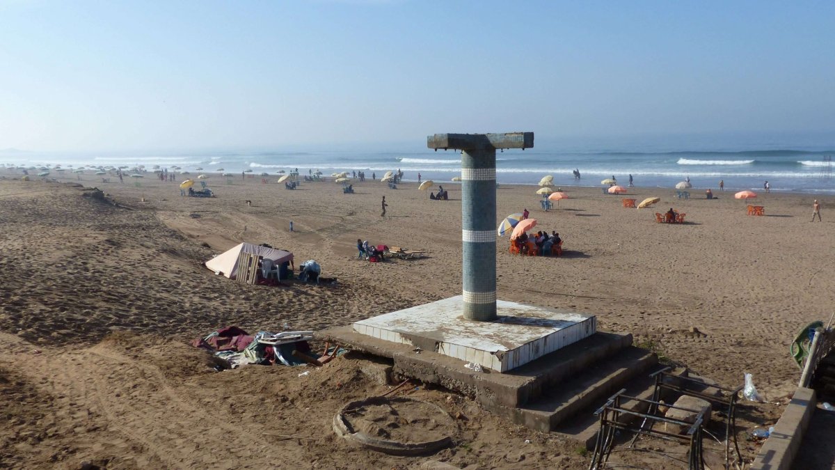 Pláž na konečné. V pozadí číhá jeden koňák