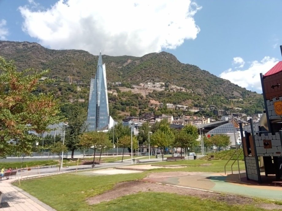 Jeden místní ,,mrakodrap”.