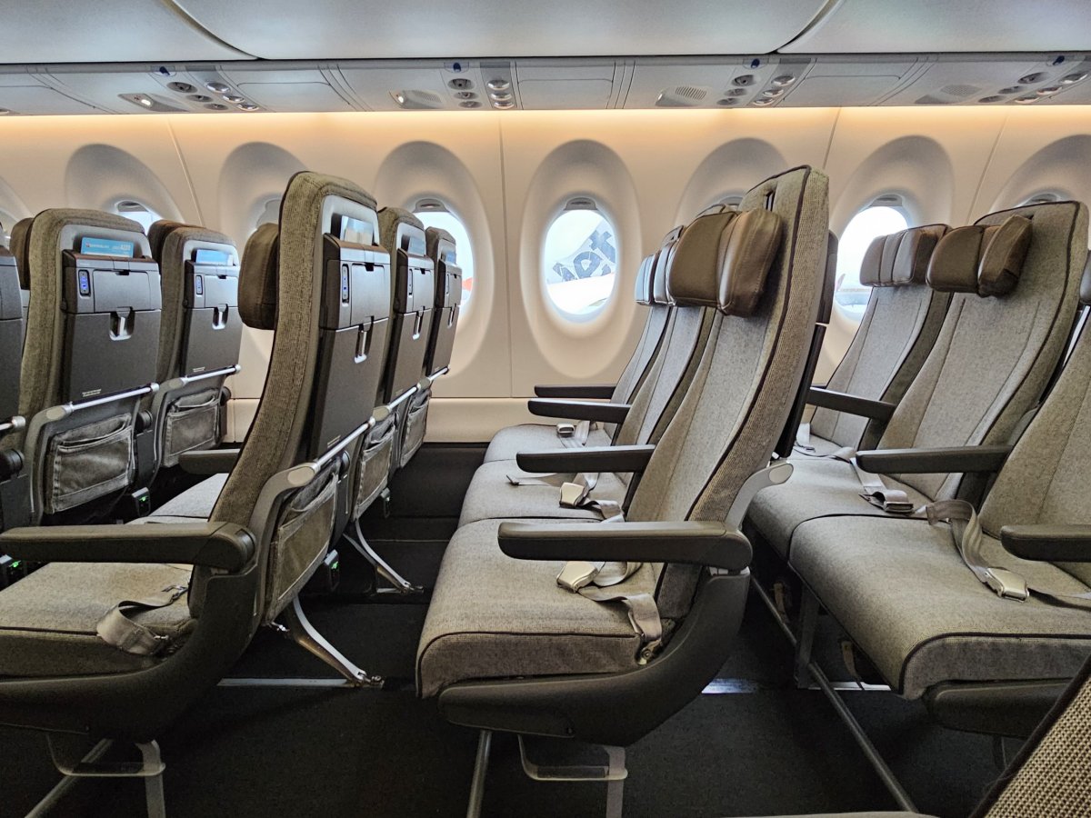 Sedačky v ekonomické třídě, Airbus A220