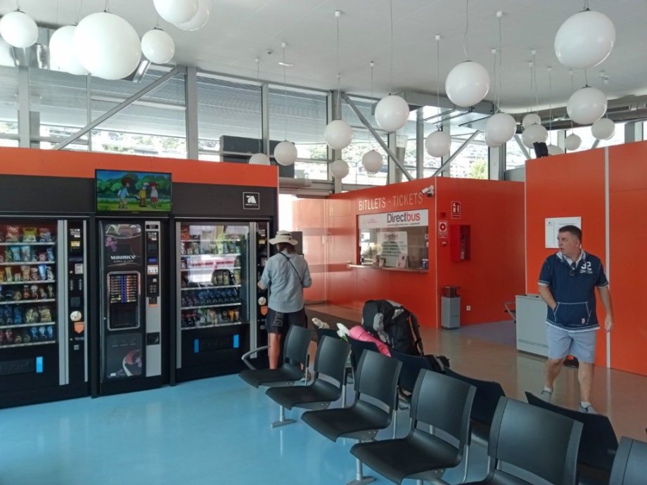 Čekárna a prodejna jízdenek v andorrském hlavním městě.