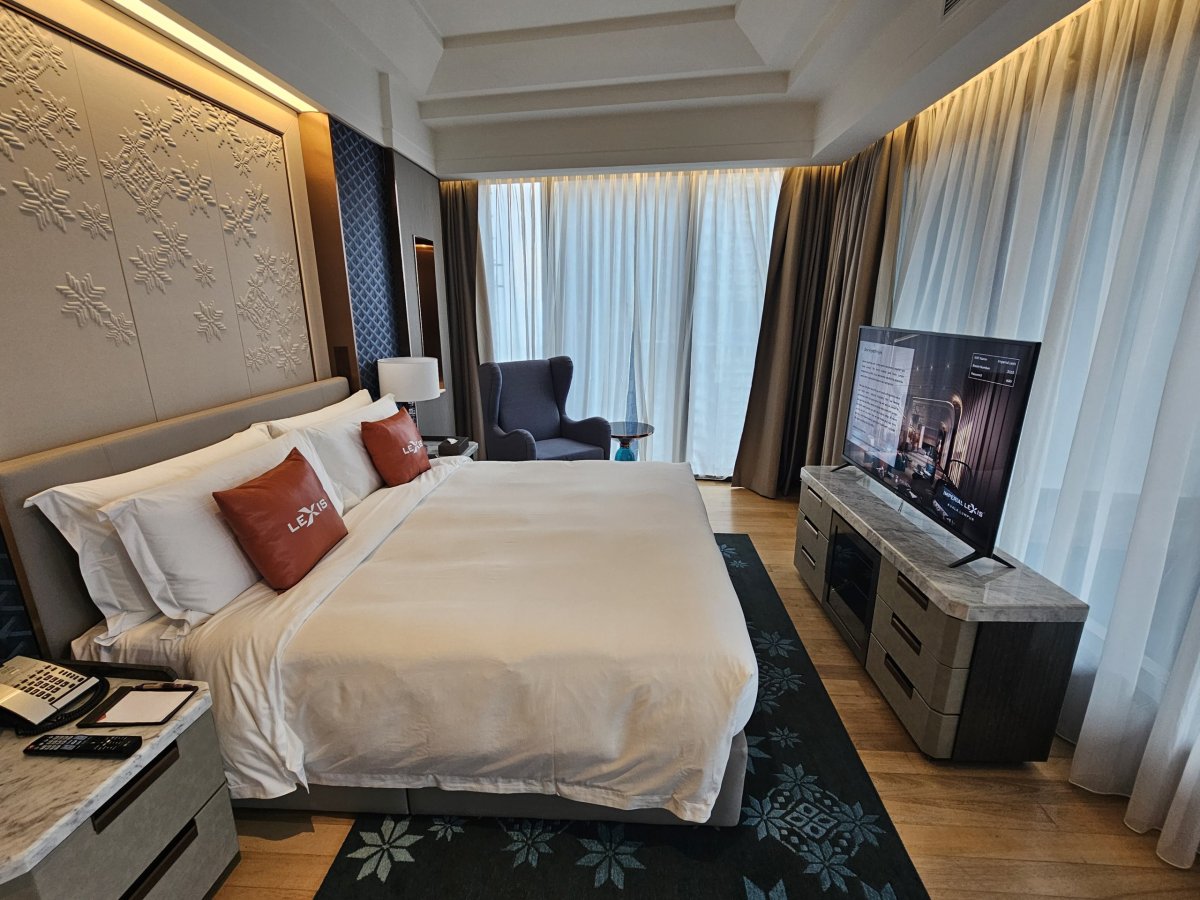 Postel a hlavní část pokoje