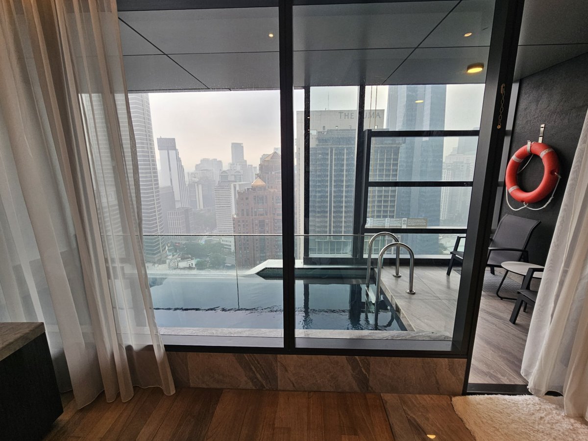 Pohled na bazén z pokoje