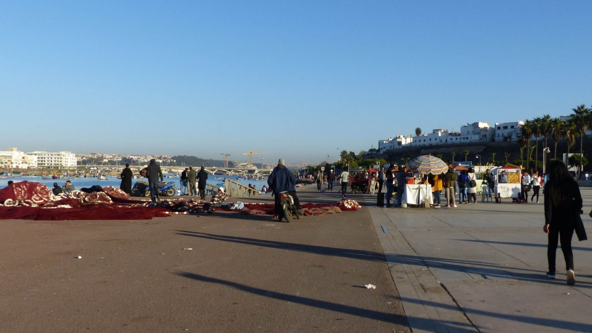 Živá promenáda podél Bou Regreg