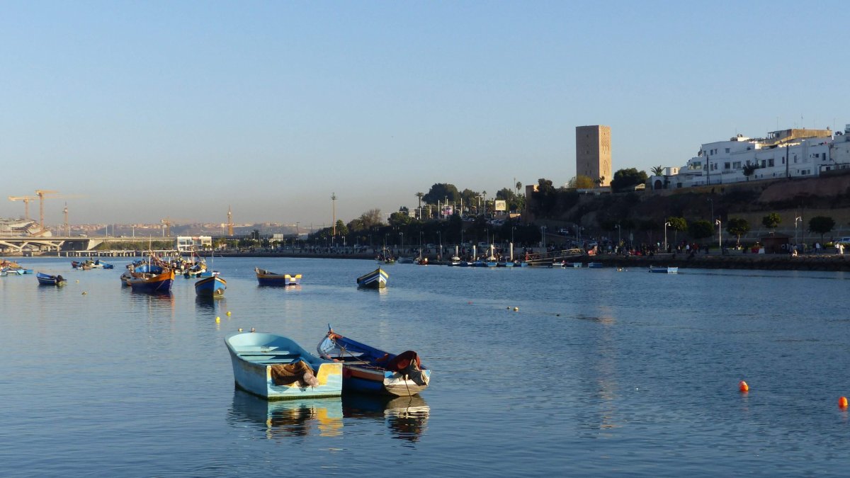 V pozadí mauzoleum Mohammeda V., které jsme bohužel nestihli