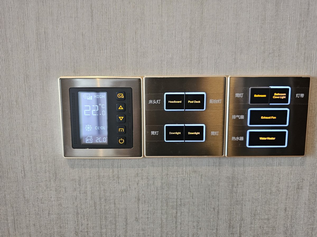 Ovládání klimatizace a osvětlení