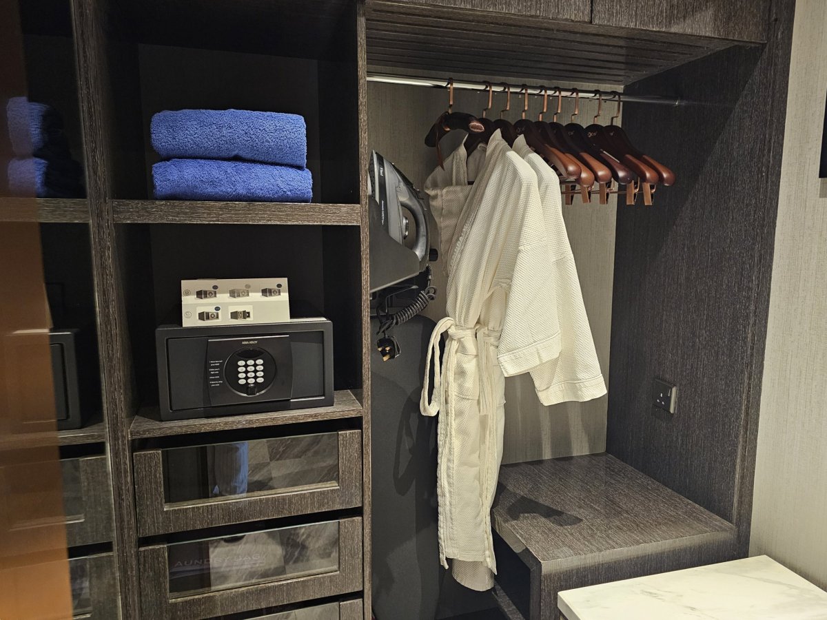 Skříně, trezor, žehlička a župany