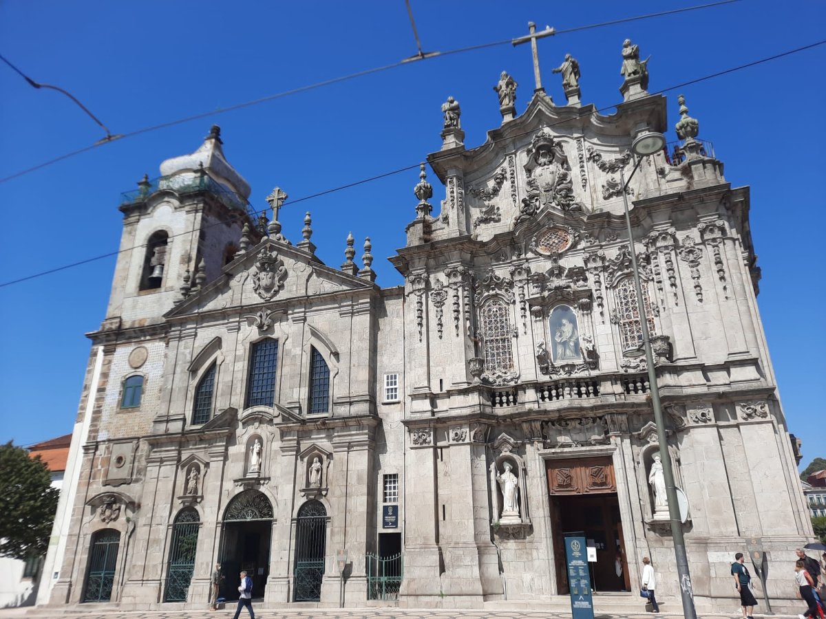 2 kostely a mini domek mezi nimi