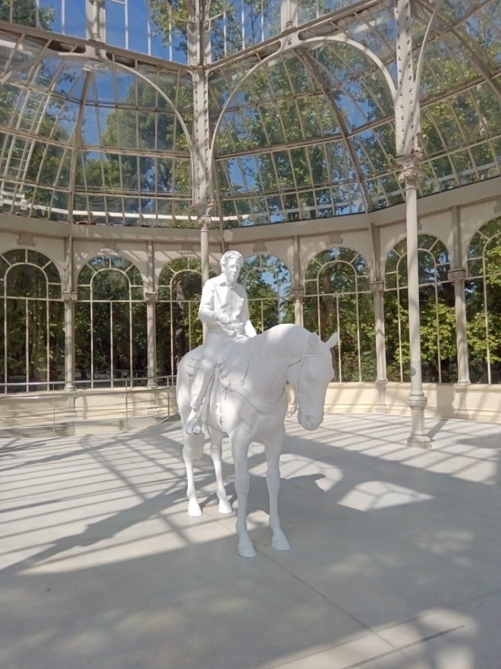 Budova se zajímavými sochami v parku.