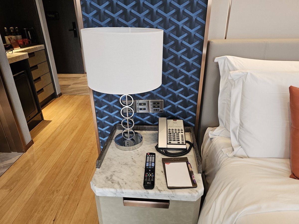 Noční stolek s telefonem