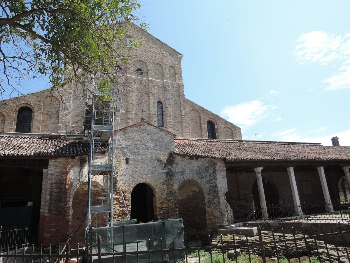 Nejstarší bazilika v Benátkách Santa Maria Assunta (Nanebevzatá) r. 639, byzantsko - gotický sloh