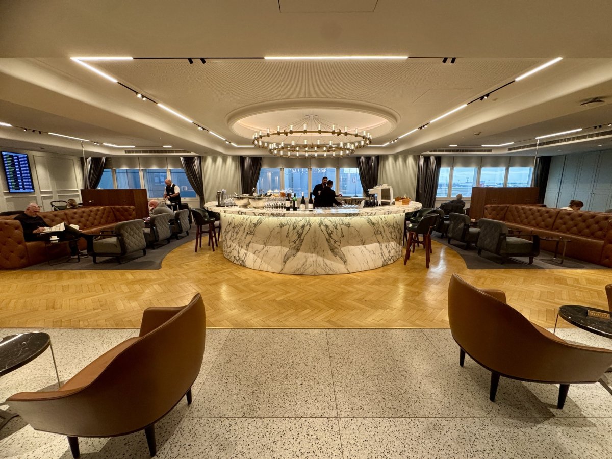 Horní patro salónku s barem