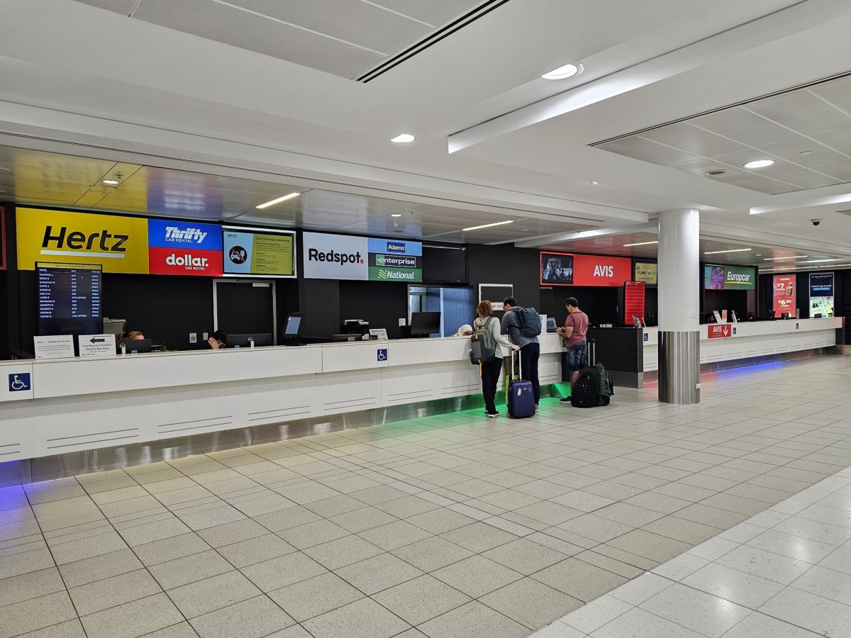 Přepážky autopůjčoven, terminál 2