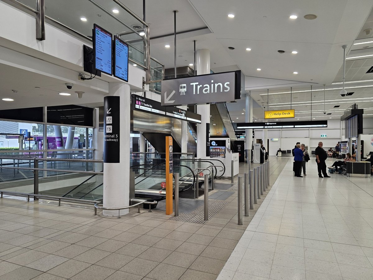 Vstup do stanice vlaku z terminálů T2 a T3