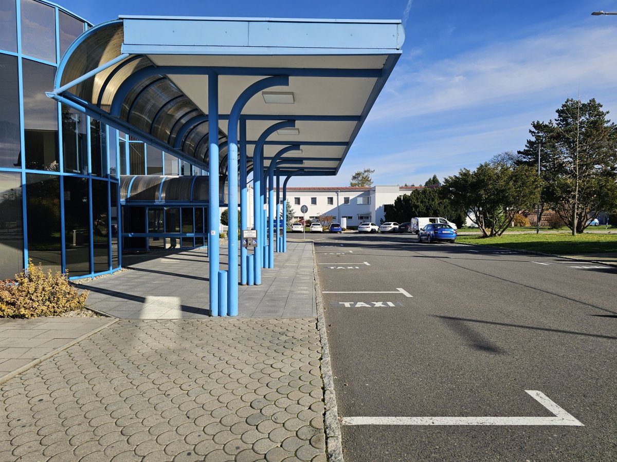 Stanoviště taxi před příletovou halou