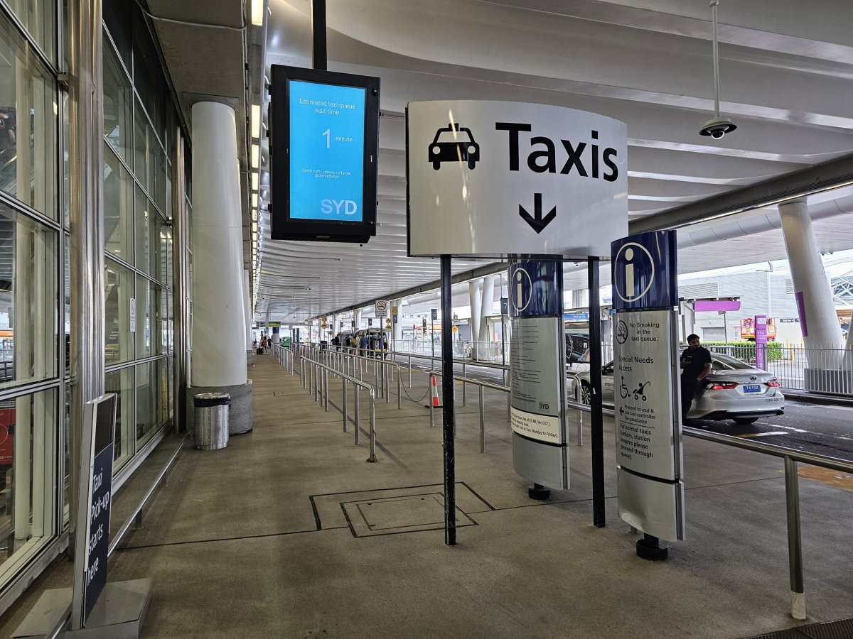 Stanoviště taxi před terminálem 2