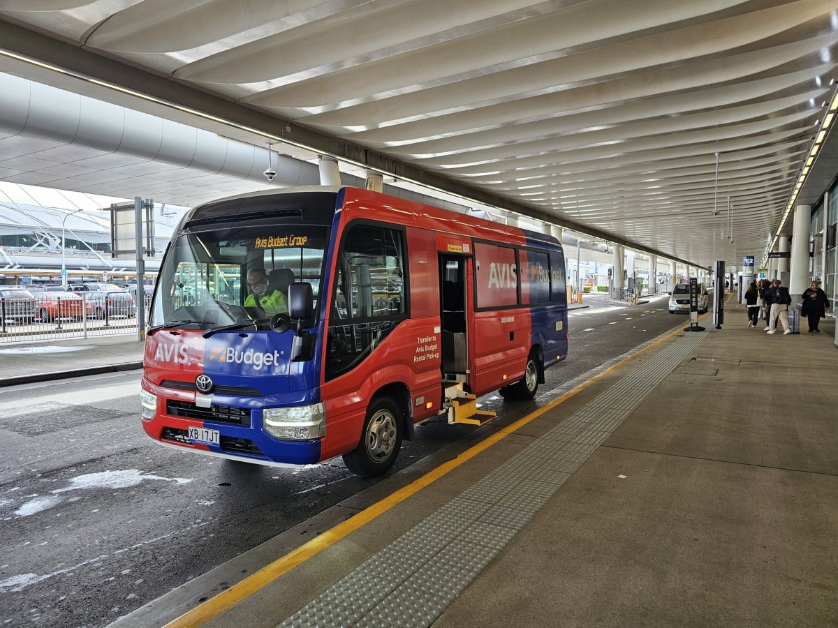 Shuttle autobusy k autopůjčovnám od terminálů 2 a 3