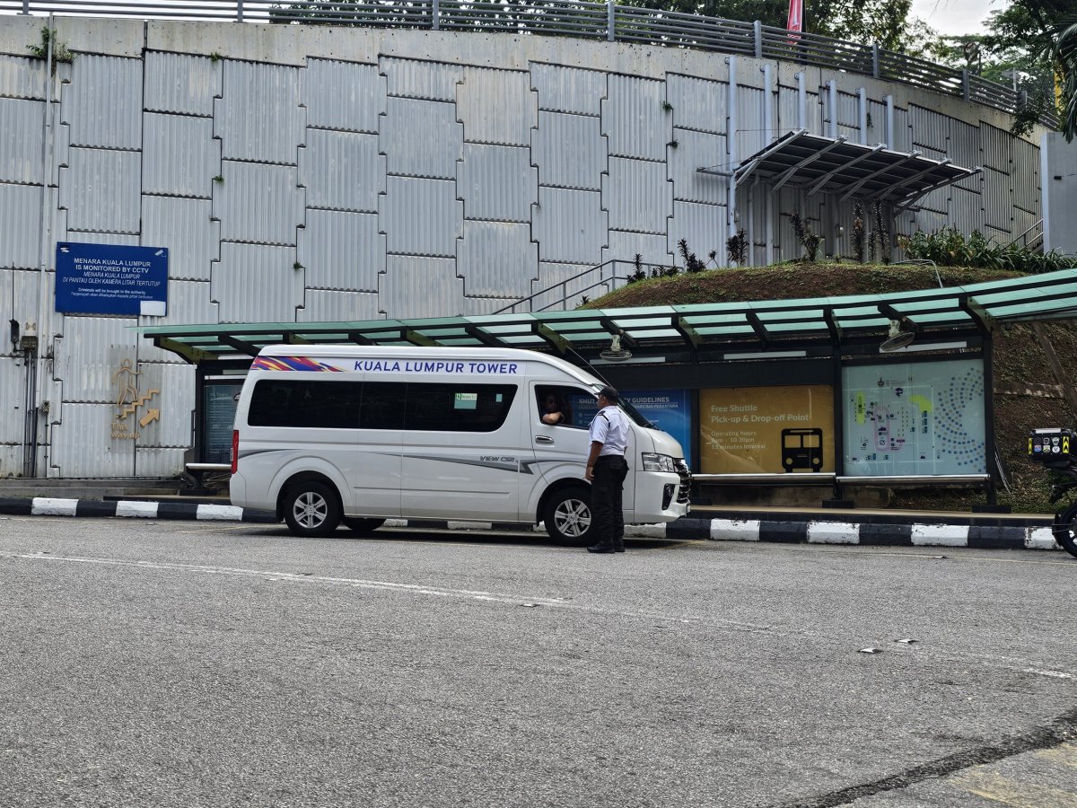 Shuttle bus od vstupu k věži Menara