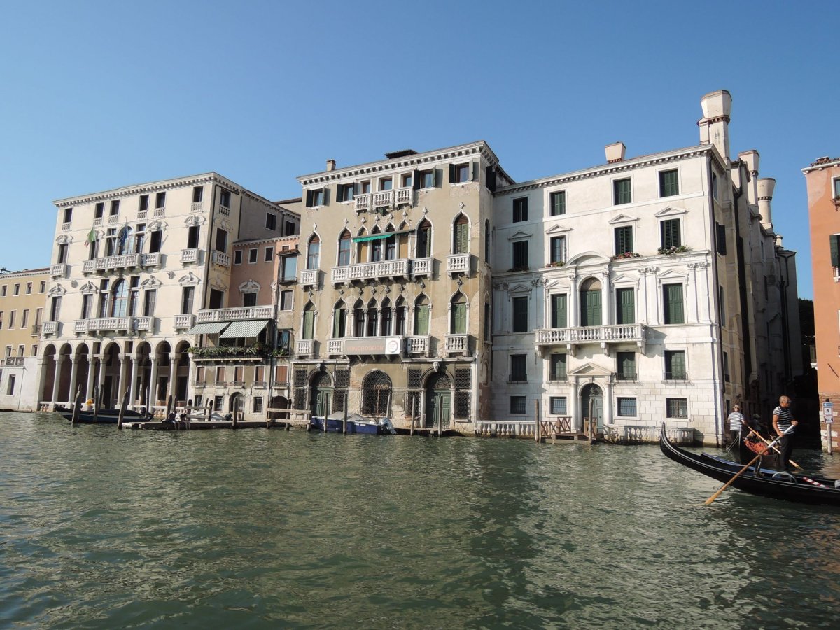 Palazzo Michiel del Brusa EXHIBITIONS (uprostřed). Z části je hotel s disignovými prvky z celého světa