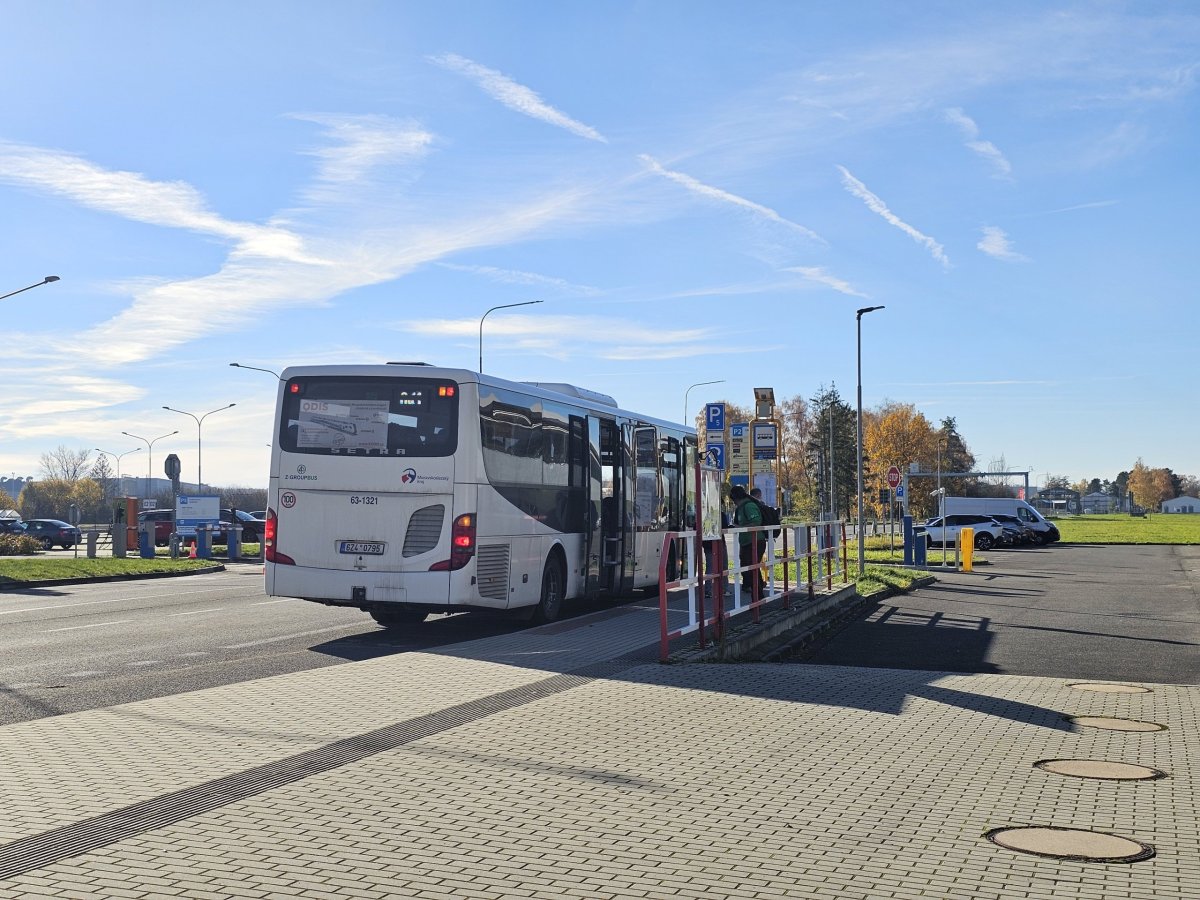 Zastávka autobusu směr Nový Jičín, Kopřivnice a další