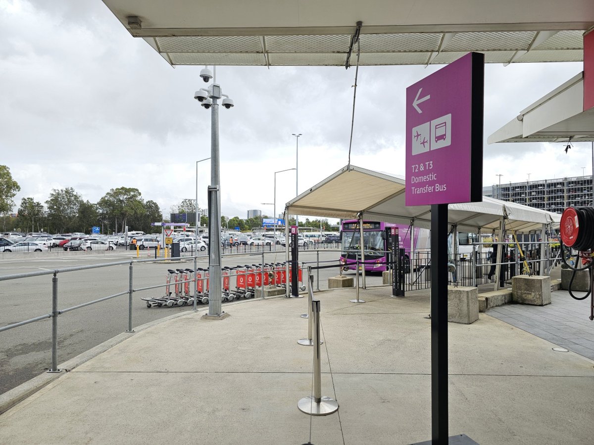 Zastávka shuttle autobusu, terminál 1