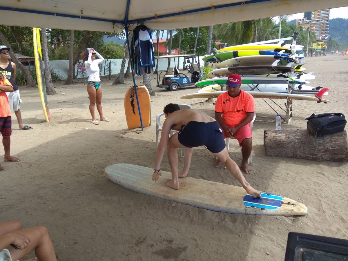 Čtyřnásobný mistr Kostariky v surfingu při své lekci