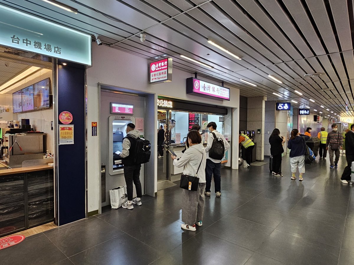 Bankomaty a směnárny v příletové hale, RMQ