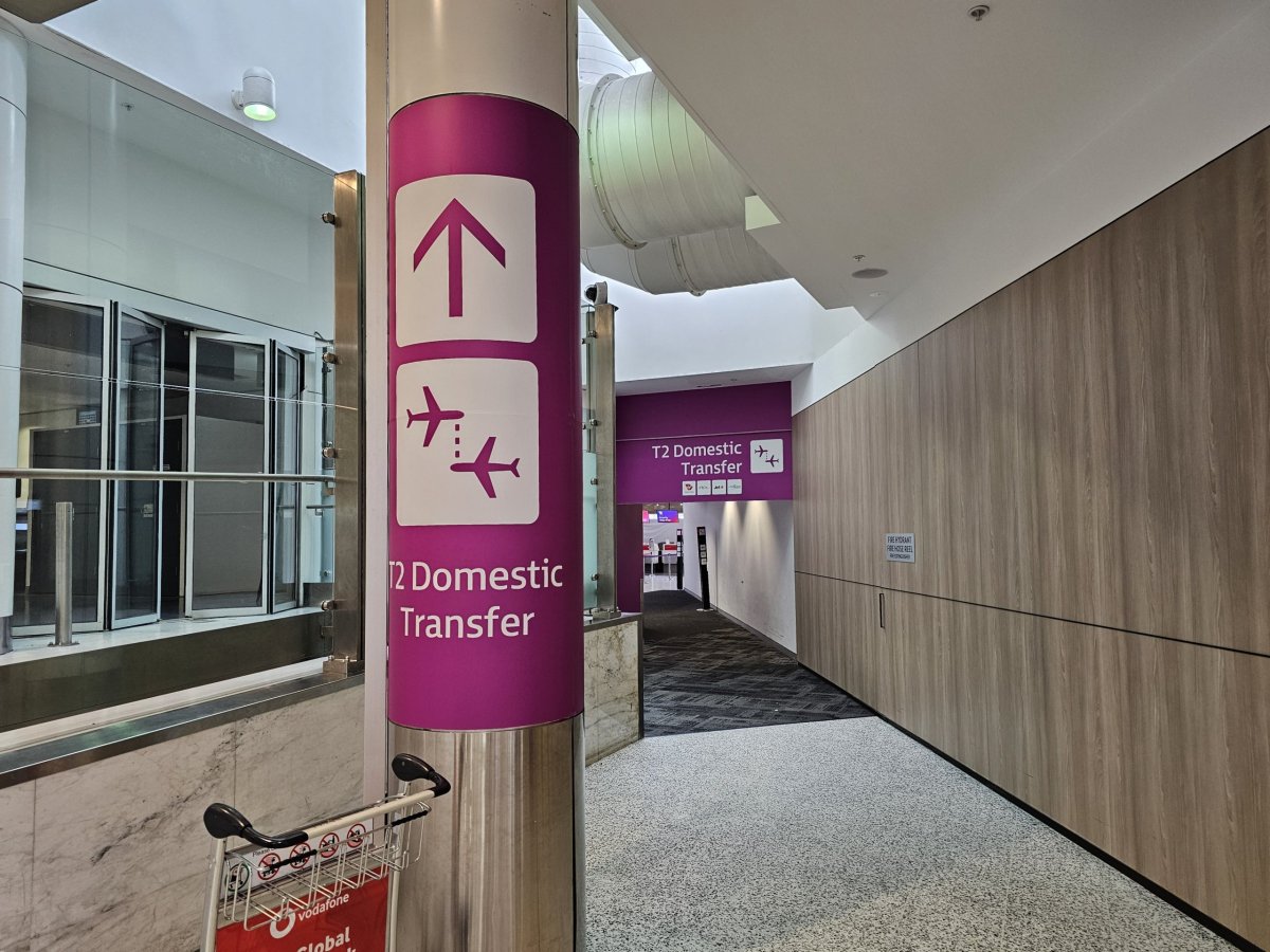 Značení na terminálu 1 k přestupu na terminál 2