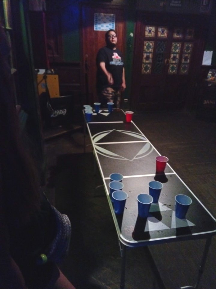 Jediná fotka v mém mobilu z nočního tahu Madridem. Nevím co to je, ale vypadá to zajímavě. 😀