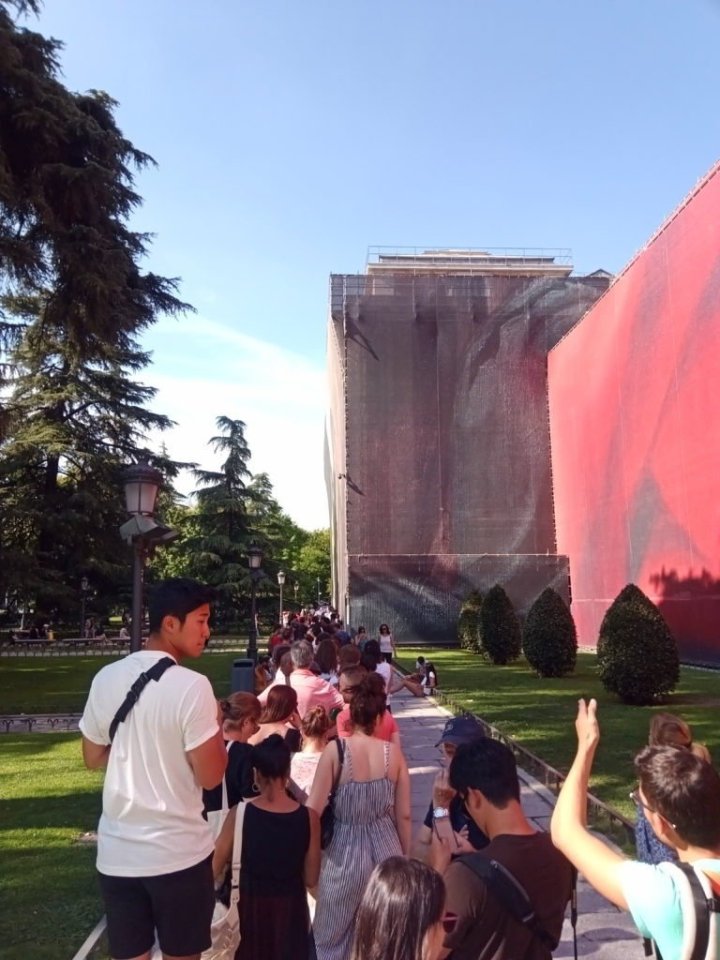 Fronta před Muzeem Prado.