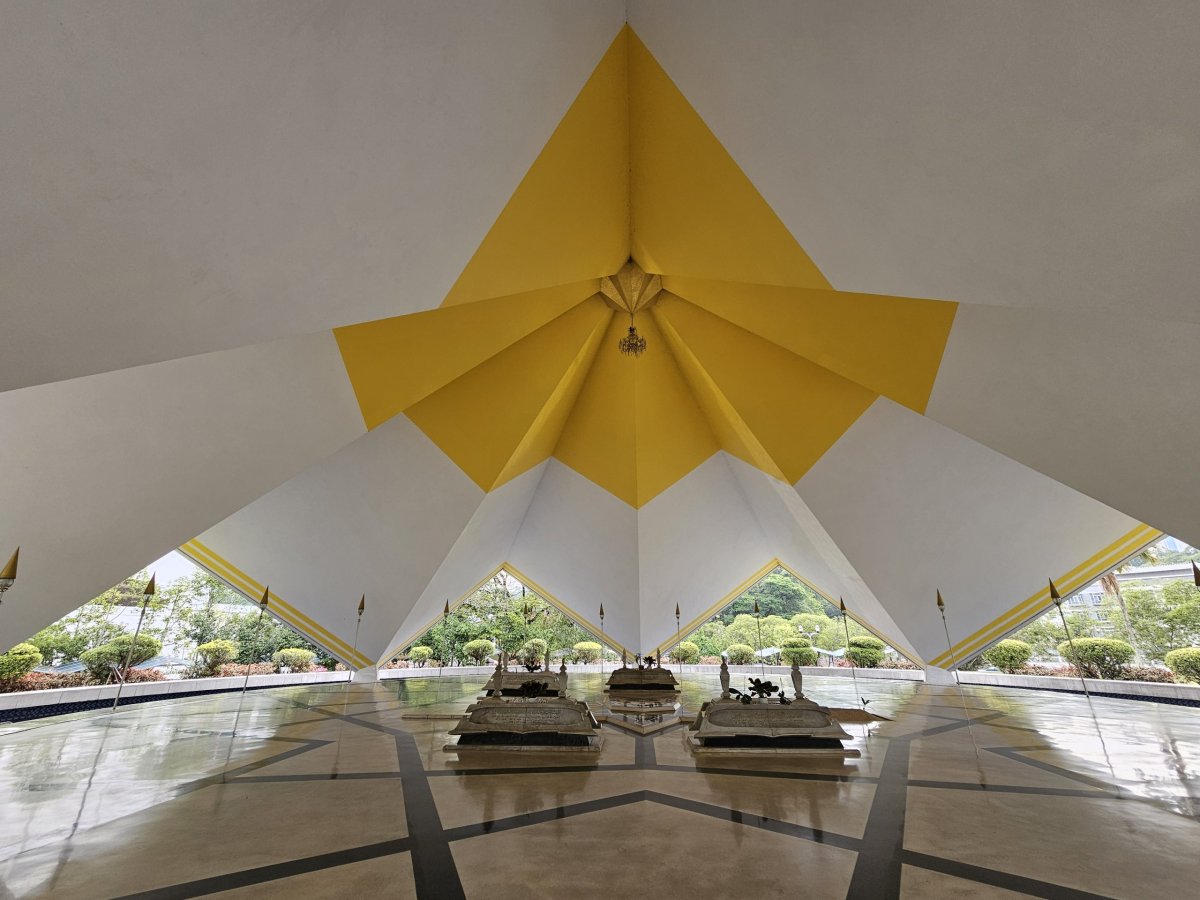 Národní mešita, hrobka Makam Pahlawan