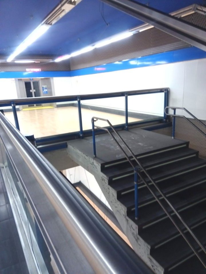 Schodiště k nástupišti existuje, ale není důvod jej používat. 🙂