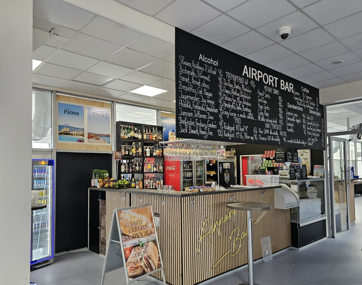 Letištní bar po bezpečnostní kontrole